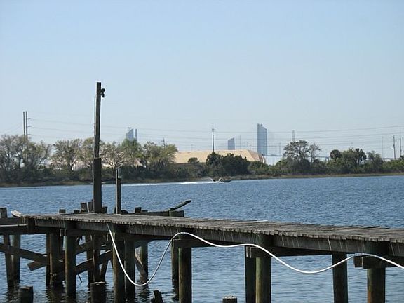 3rd image of 5708 Heckscher Dr