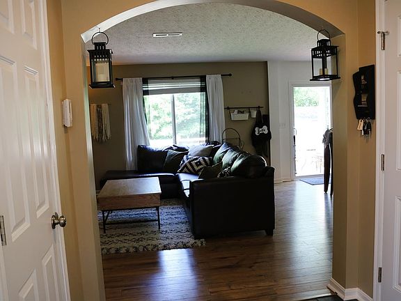 3rd image of 122 Zachary Dr