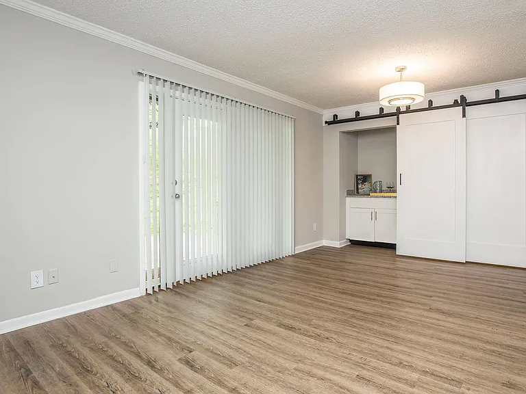 Kingston Pointe Apartments — Photo 1