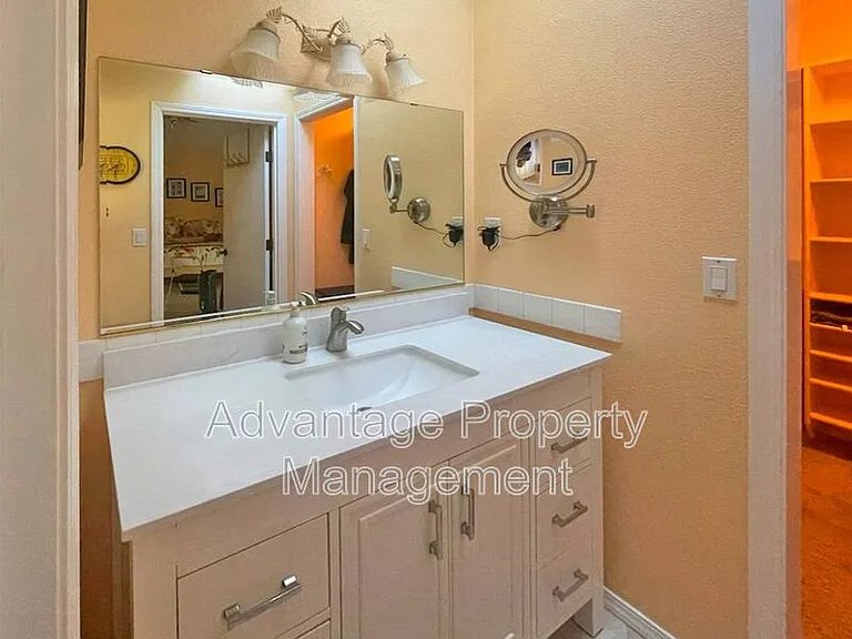 1622 SW Country Club Pl — Photo 17