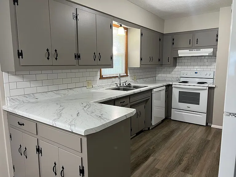 2430 S Kickapoo Ave — Photo 4