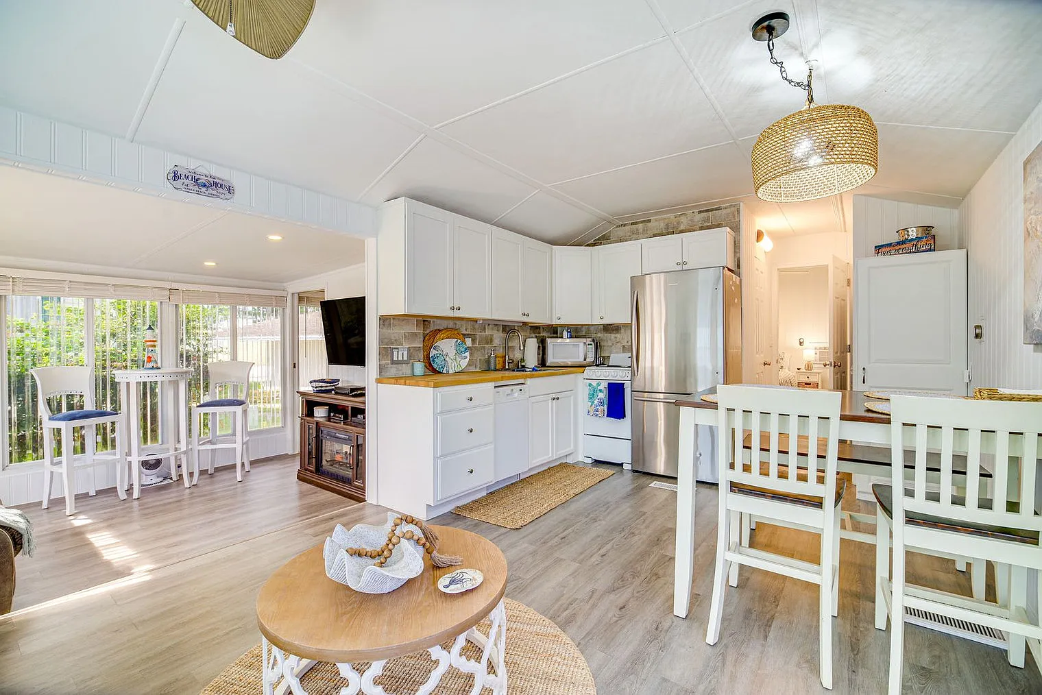 2 bed, 2.0 bath, 710 sqft, $5,403 — Photo 4