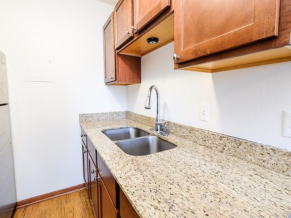 4th image of 2537 Emerson Ave S