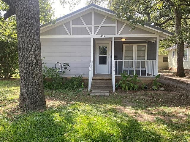 1st image of 305 N Connellee Ave