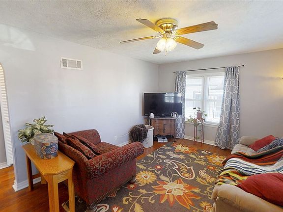 5th image of 410 E 18th St