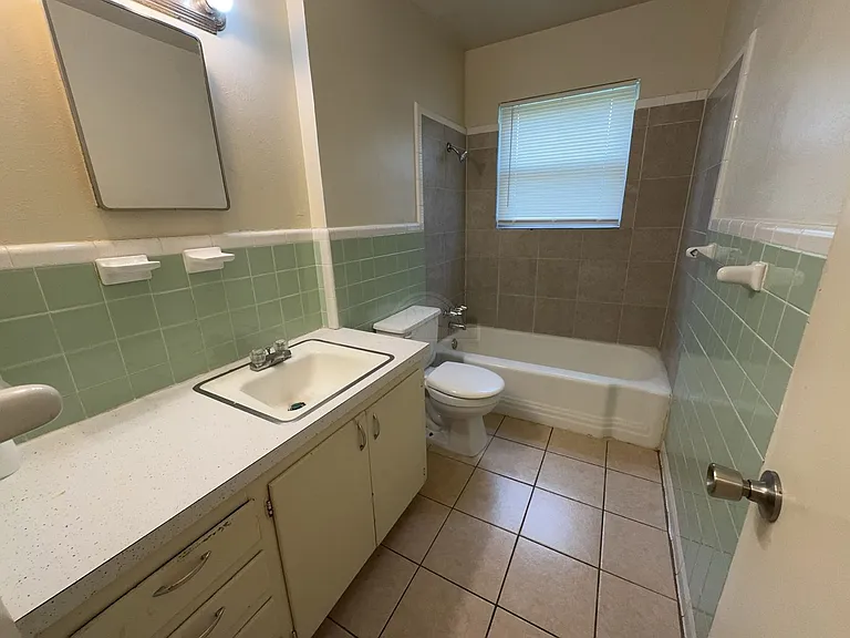 1214 Valentine St — Photo 14