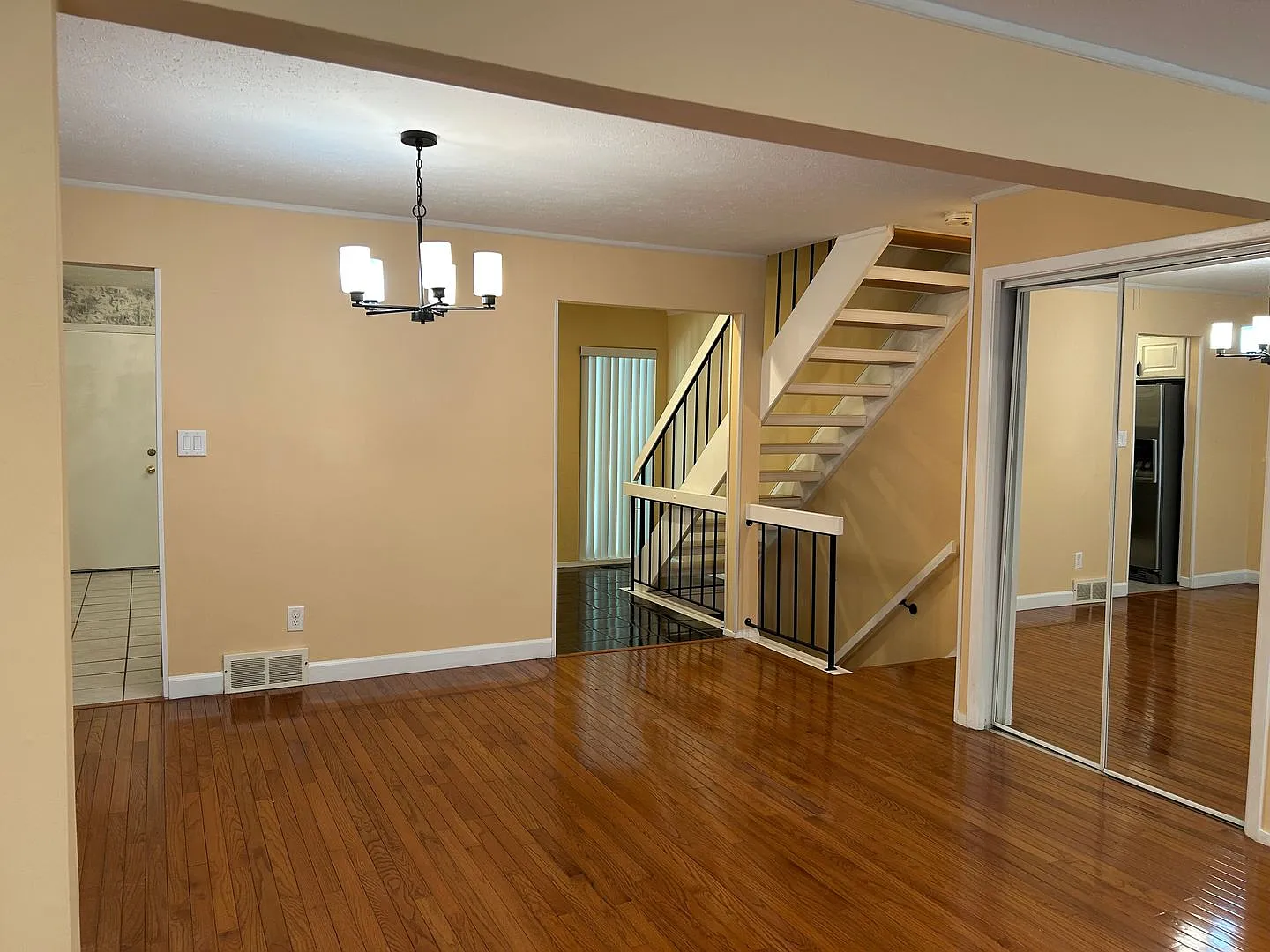 3 Bedroom Condo with Full Finished Basement for Rent — Photo 4