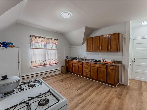 3rd image of 264 Douglas Ave