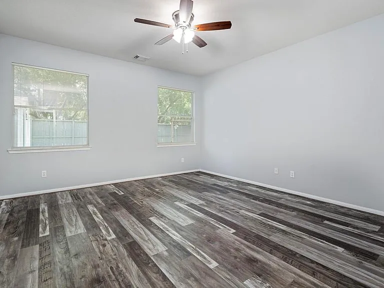 421 Livingstone Ln — Photo 16