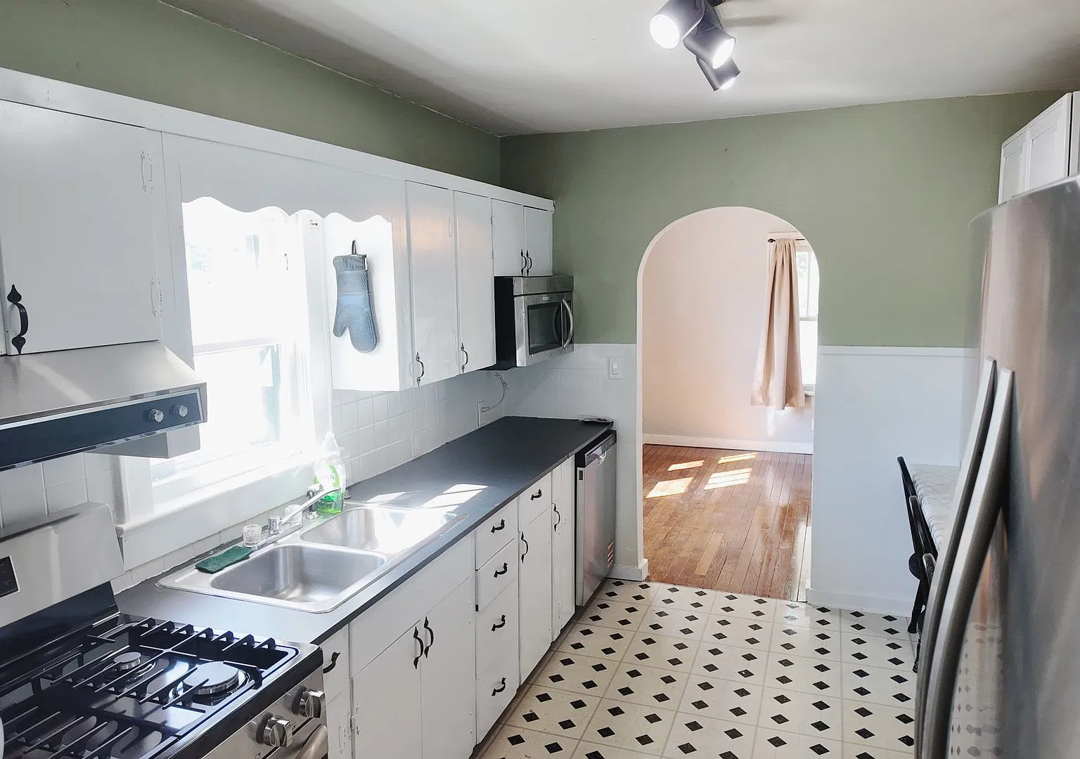 Newly renovated 3-bedroom, 2-bathroom home is ready for move-in and available now for $1,400 a mo... — Photo 2