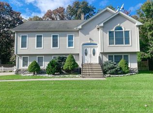 955 River Rd, Agawam, MA 01001