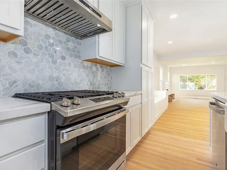 330 Broadmoor Blvd — Photo 11