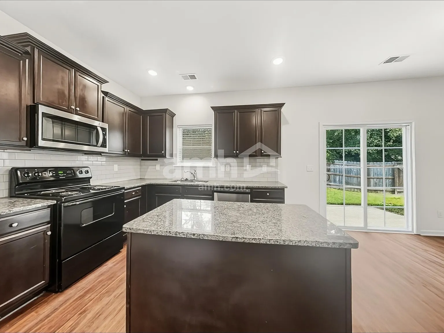4 bed, 2.5 bath, 2712 sqft, $2,550 — Photo 3