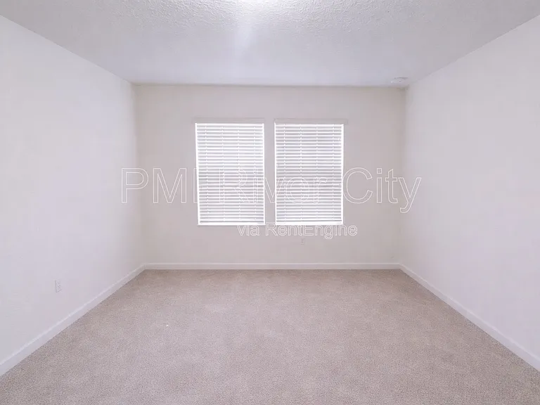 12154 Alexandra Dr — Photo 9