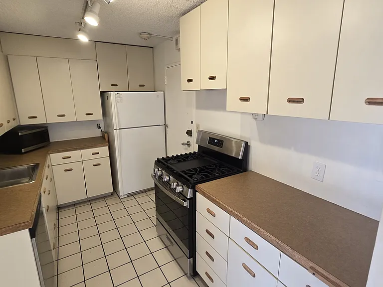 77 Pond Ave #606 — Photo 2