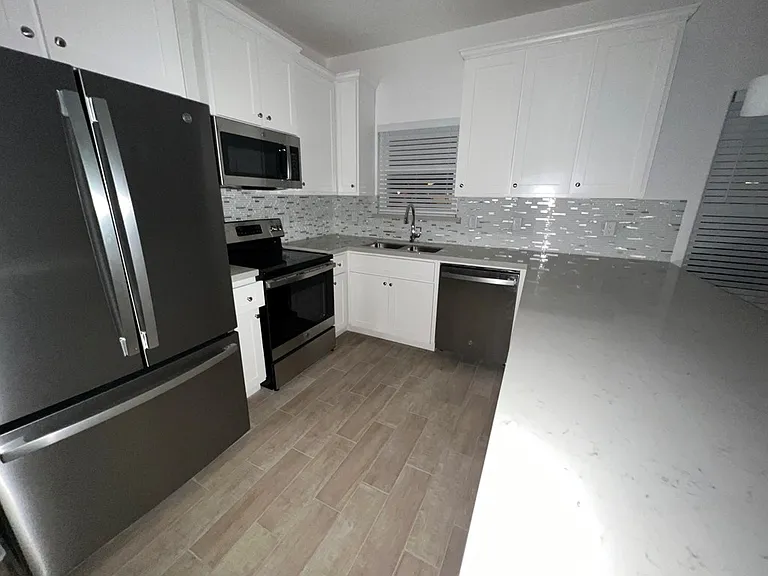 1013 Julia St — Photo 4
