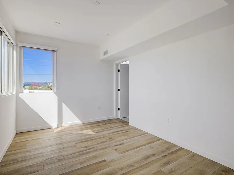 Fairfax Apartments — Photo 25