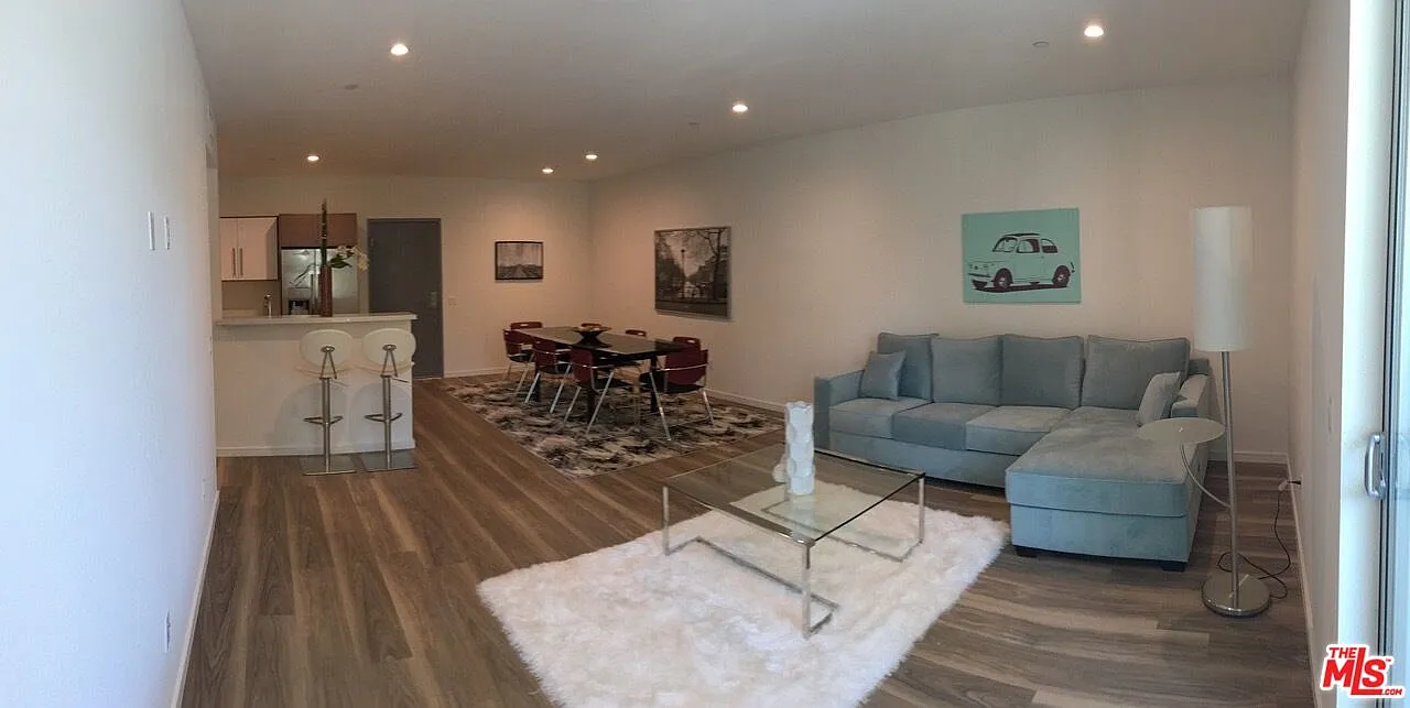 3 bed, 3.0 bath, 1470 sqft, $3,900 — Photo 2