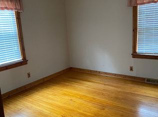 11 Crest Dr, Fenton, MO 63026
