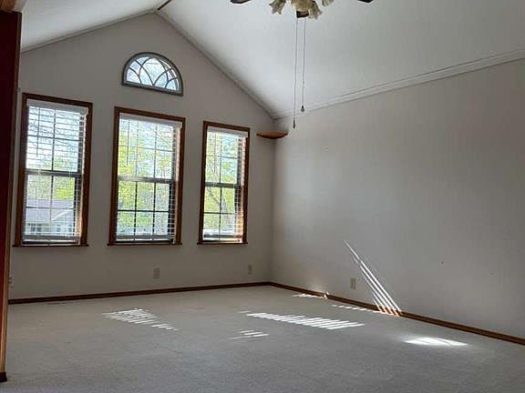 4th image of 5102 Crabapple Ln