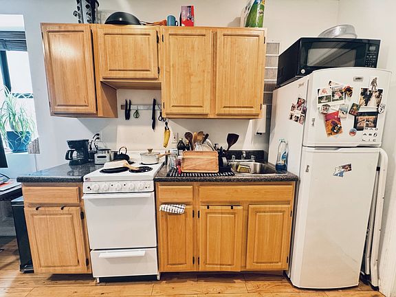 5th image of 306 E 6th St APT 10