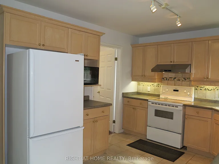 35 Moraine Cres — Photo 8