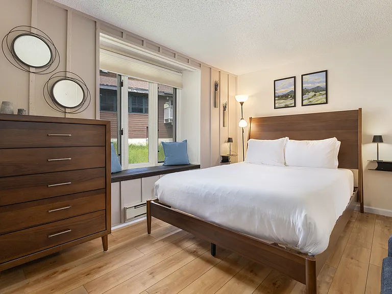 Upper Level Ensuite Bedroom 1 | Queensize Bed | Sleeper Sofa