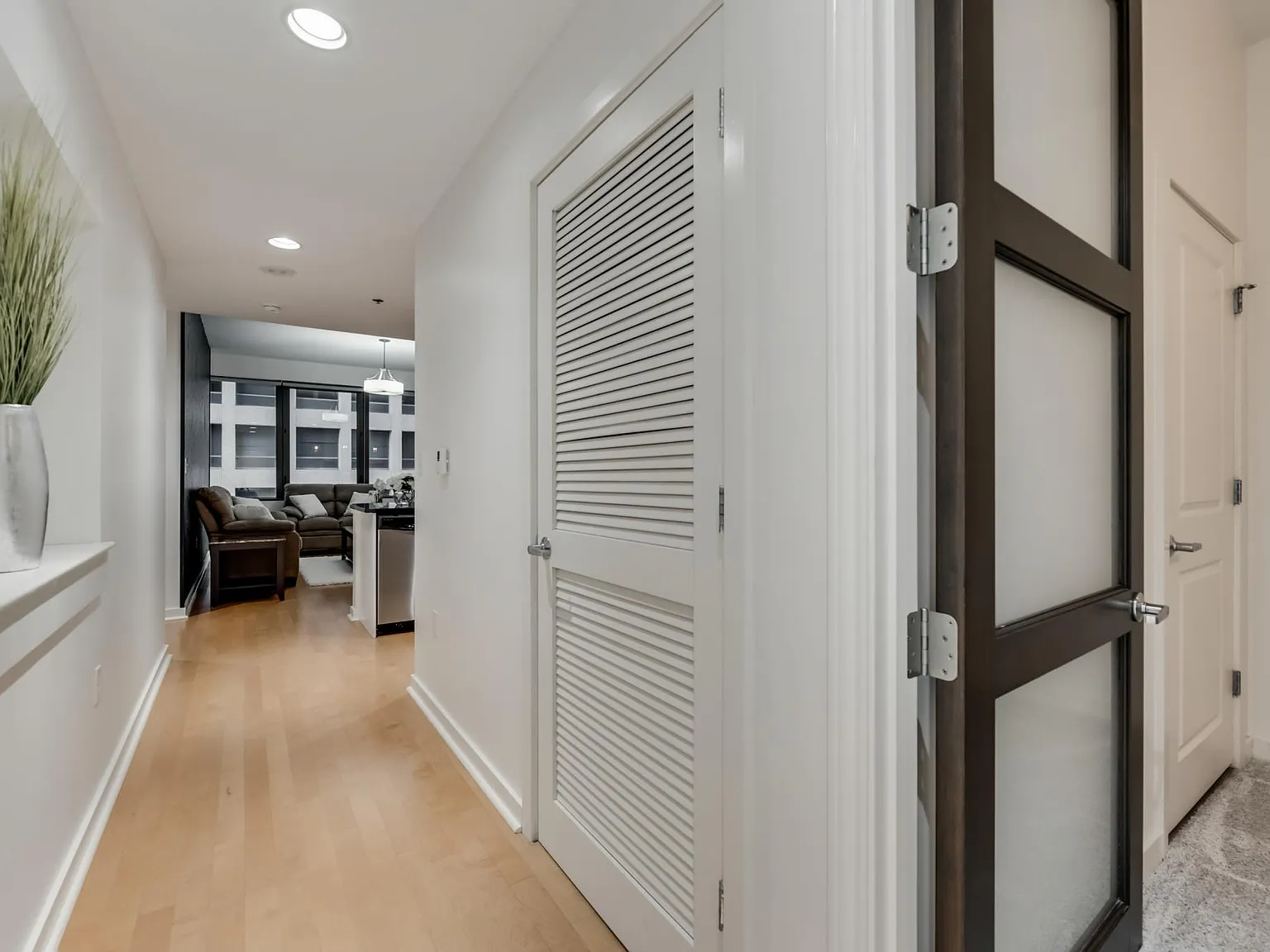 1 bed, 880 sqft, $2,100 — Photo 3