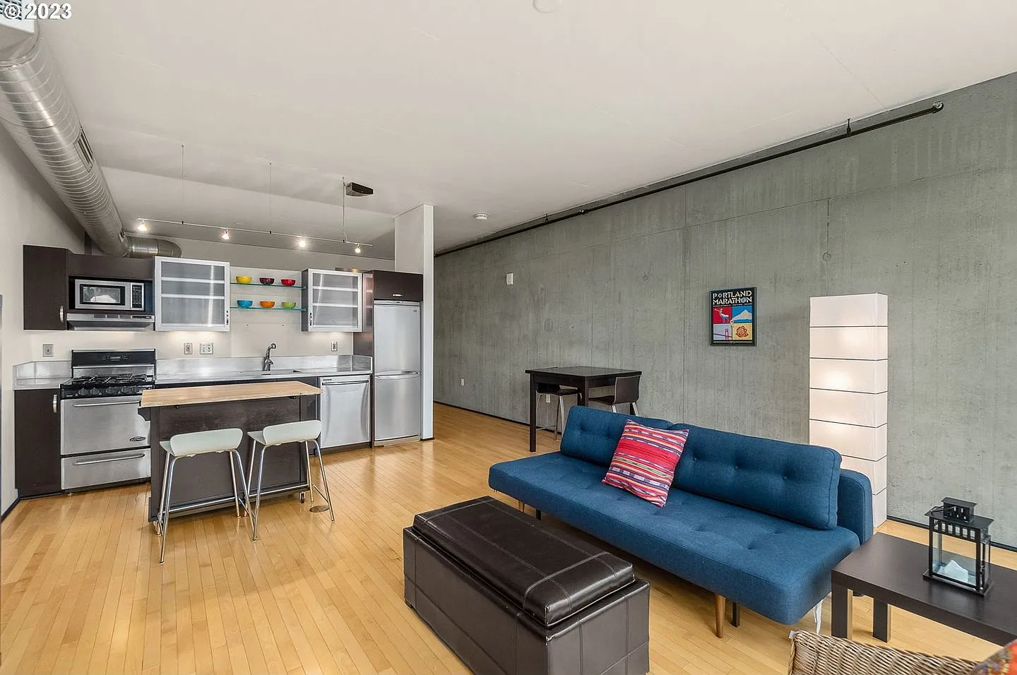 Modern Pearl District Condo with City Views, Open Layout & Modern Kitchen — Photo 4