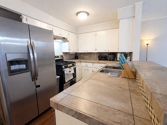 2nd image of 101 Gladiola St
