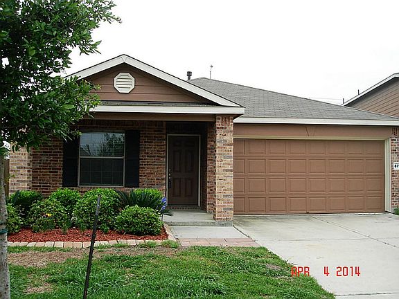 Lovely home sits in a cul-da-sac great home for a family.