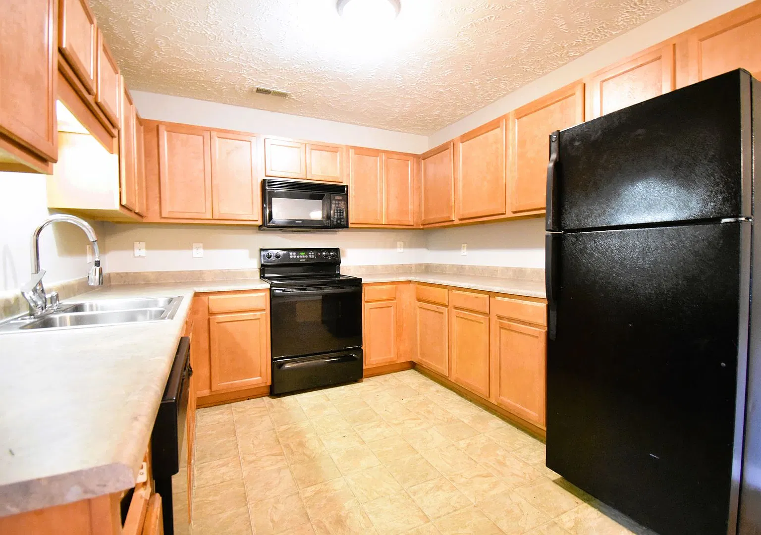 Coming Soon 3 Bedroom 2.5 Bathroom Townhome — Photo 4
