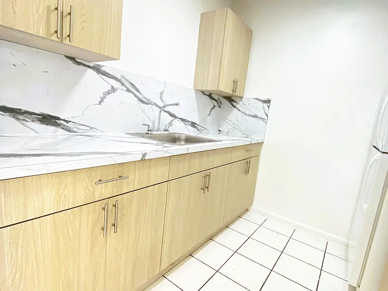 115 Bentley Dr #4 — Photo 5