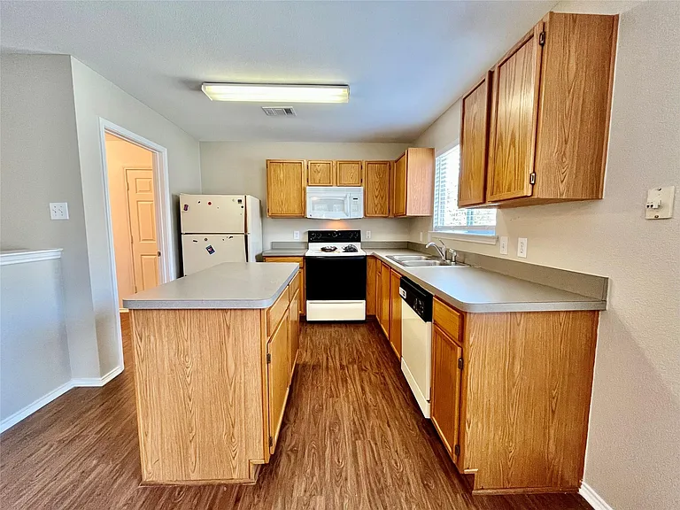2200 Lookout Ln — Photo 5