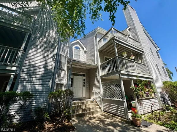 8 Quartz Ln, Paterson City, NJ 07501
