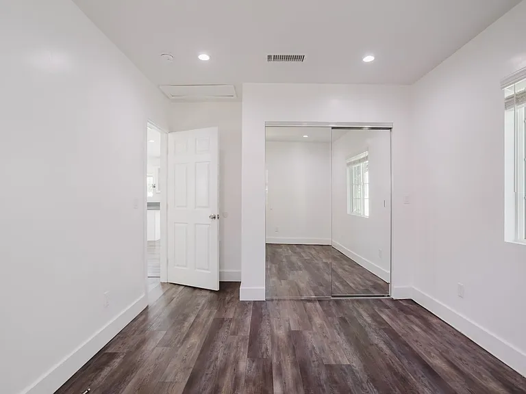 13521 Hamlin St — Photo 18
