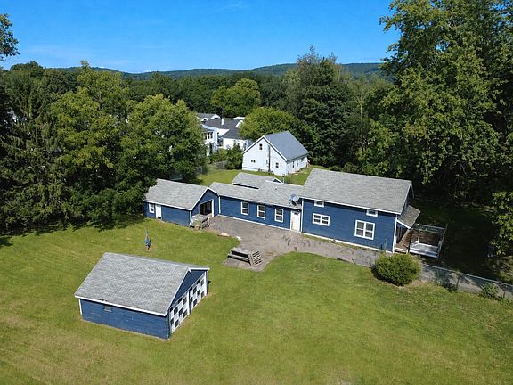 2nd image of 424 Tracy Creek Rd