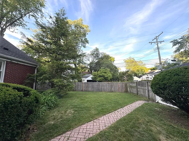 1616 Morton Ave — Photo 6