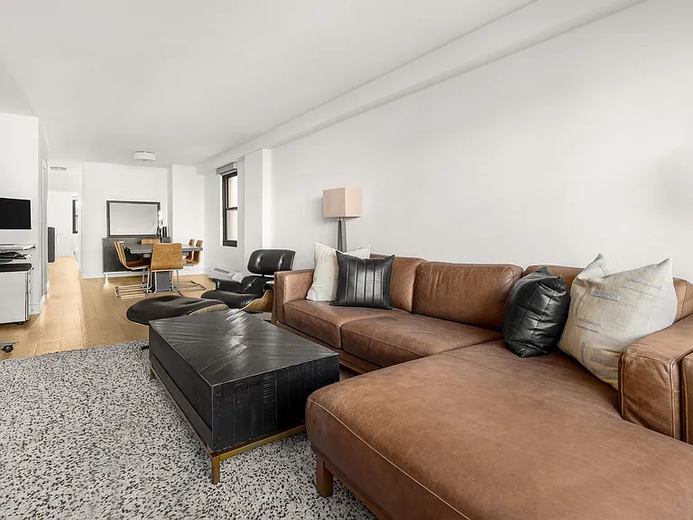 210 E 15th St #9L — Photo 3