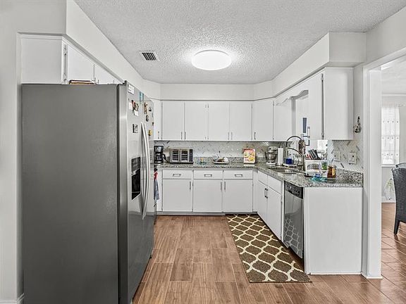 4th image of 1106 Landsdowne Dr