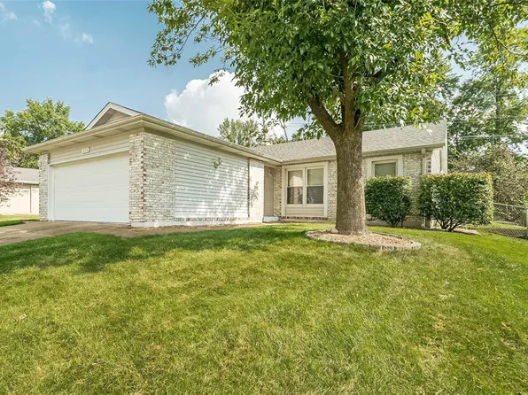 330 Bellezza Dr, Ballwin, MO 63021