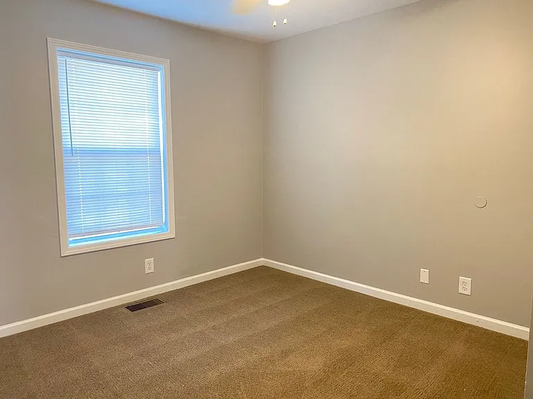 944 Kingsbury Dr — Photo 10
