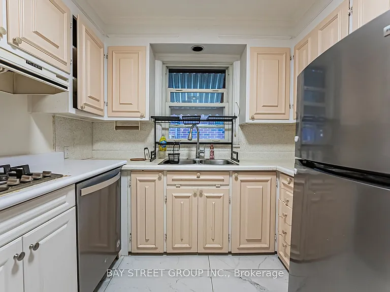 394 Centre St E #MAIN — Photo 8