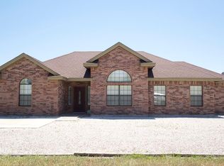 925 Marsh Ln, Uvalde, TX 78801