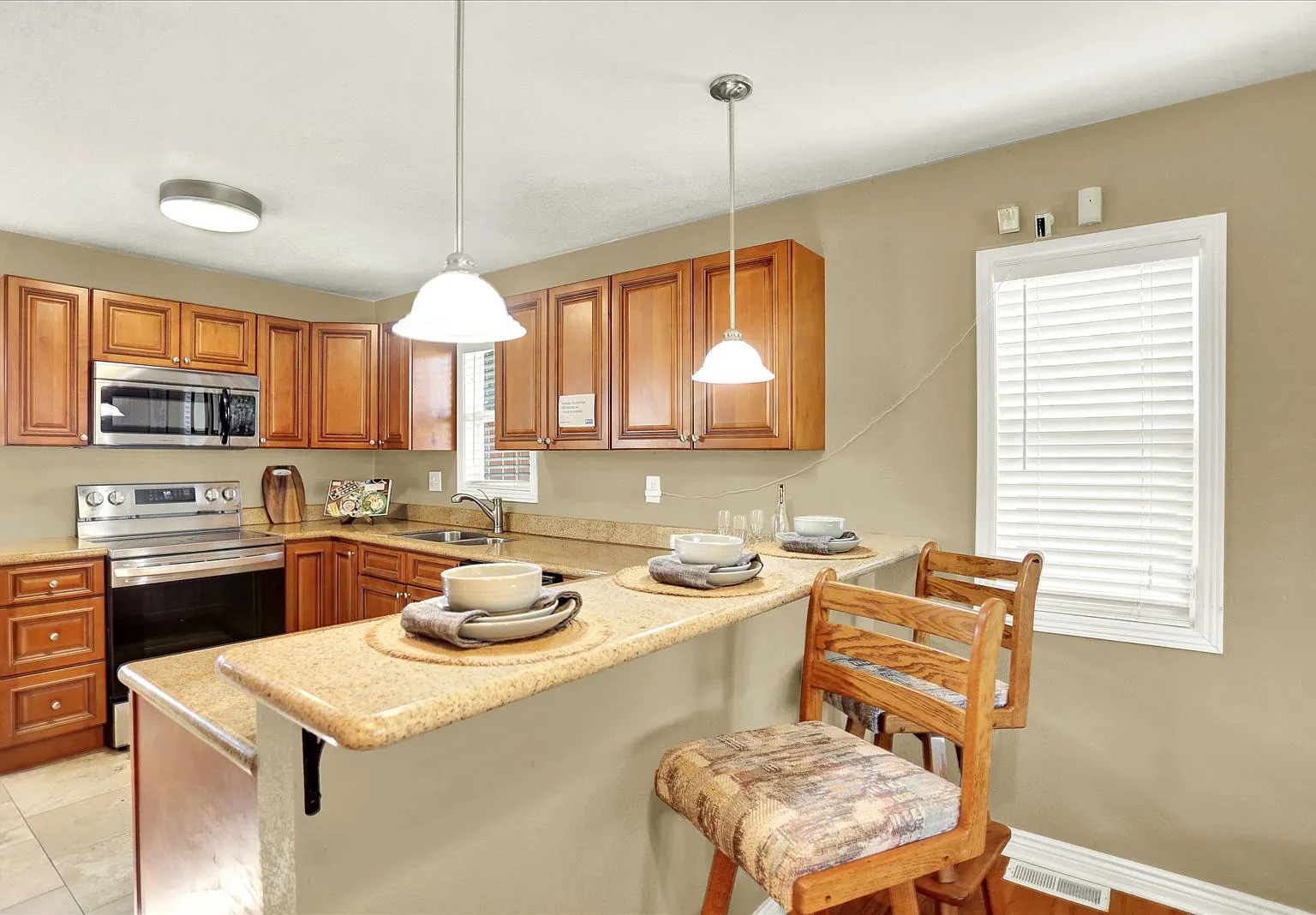 3 bed, 879 sqft, $2,400 — Photo 2