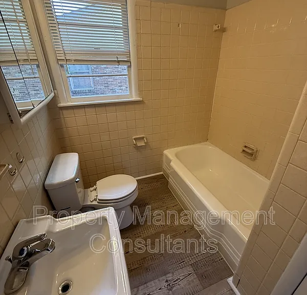 939 N Royal Ave — Photo 8