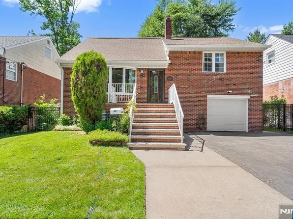 1095 Harvard Pl, Fort Lee, NJ 07024