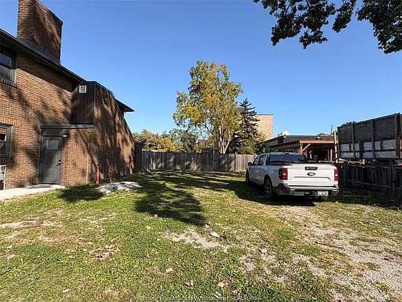 5th image of 354 Mill St