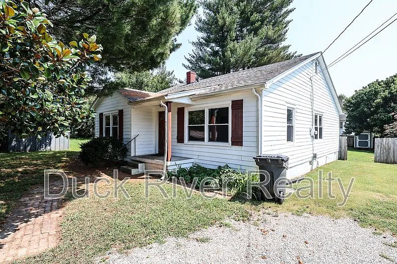 3 bed, 1.0 bath, 1310 sqft, $1,600 — Photo 2