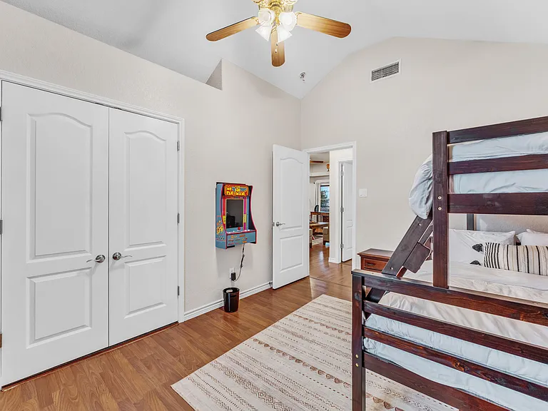 221 Cedar Ridge Dr — Photo 4